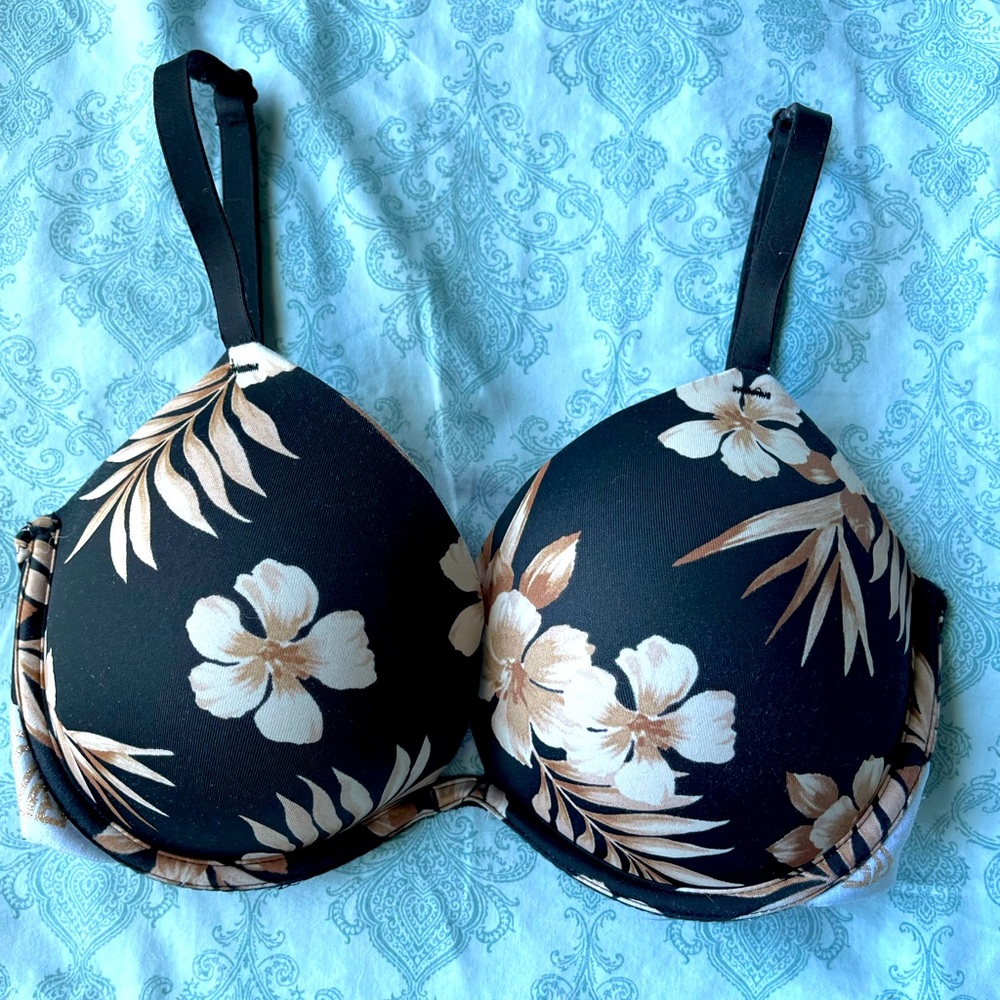 Victoria’s Secret 32DD bra